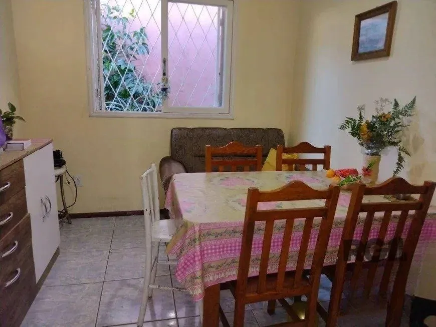 Imagem Casa de 2 dormitórios no bairro Cavalhada