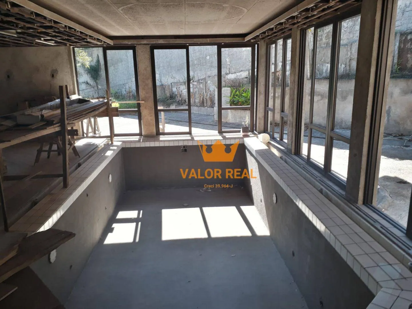 Imagem Magnifica casa em construção de alto padrão, possuindo 3.005m e mais 796m de área construida , possuindo um excelente design.