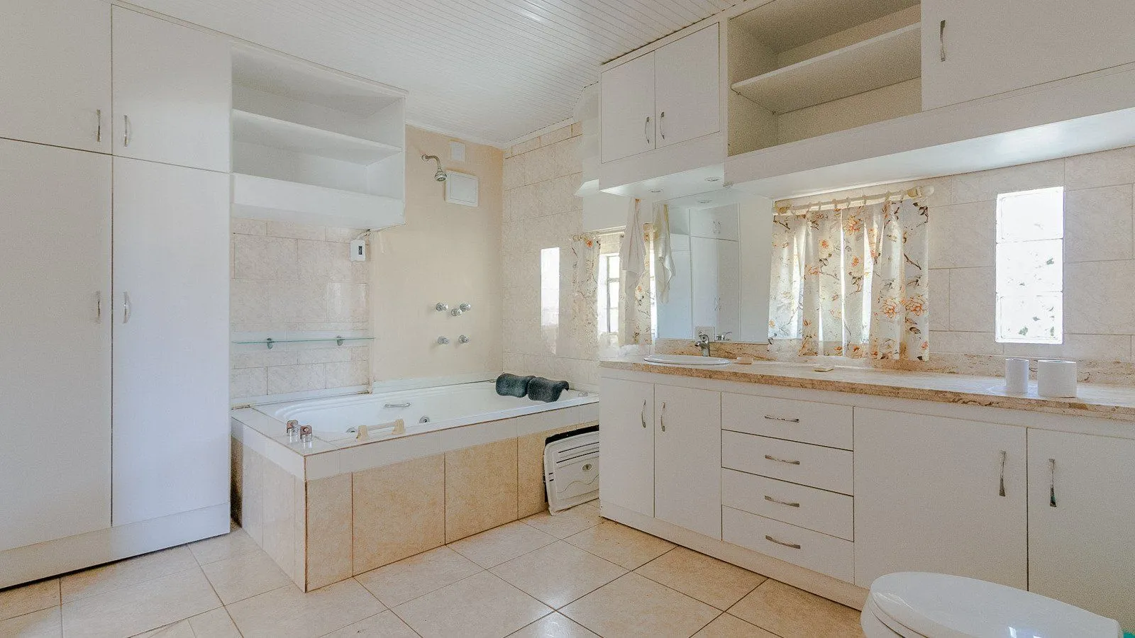 Imagem Excelente casa de 308 m² com 4 suítes e 4 vagas de garagem.