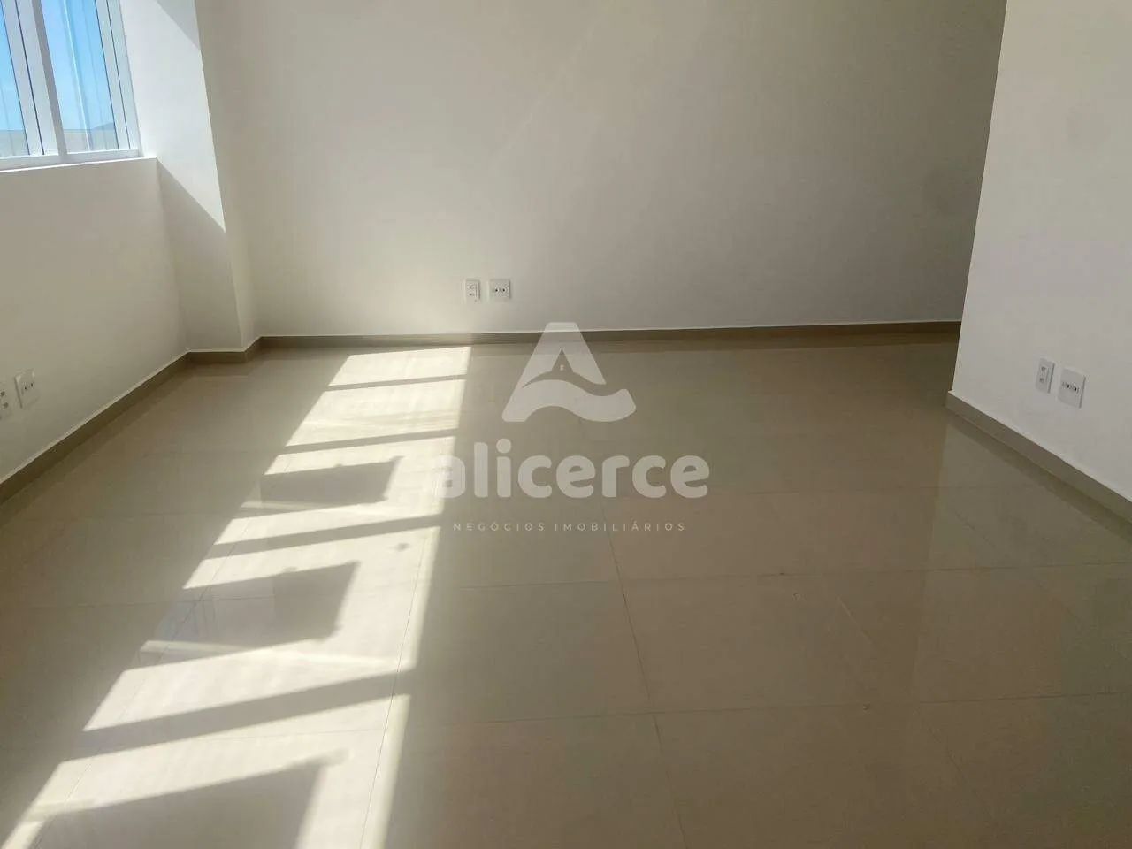 Imagem Sala Comercial para Aluguel em Florianópolis - Estreito/ Beira Mar Continental