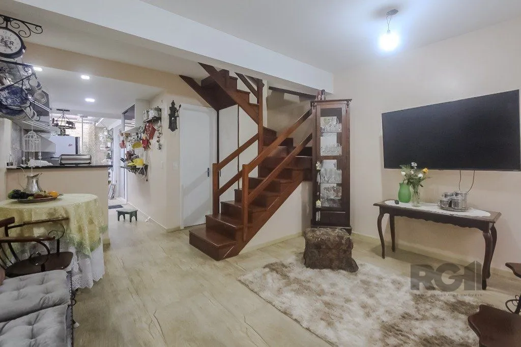 Imagem Casa em condomínio, 77m², 2 dormitórios e 2 vagas no bairro Humaitá