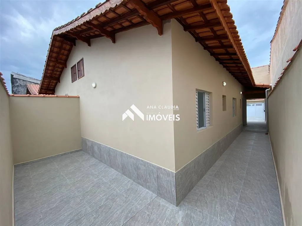 Imagem Casa nova com piscina a venda em Mongaguá a 400 metros da praia, lado serra
