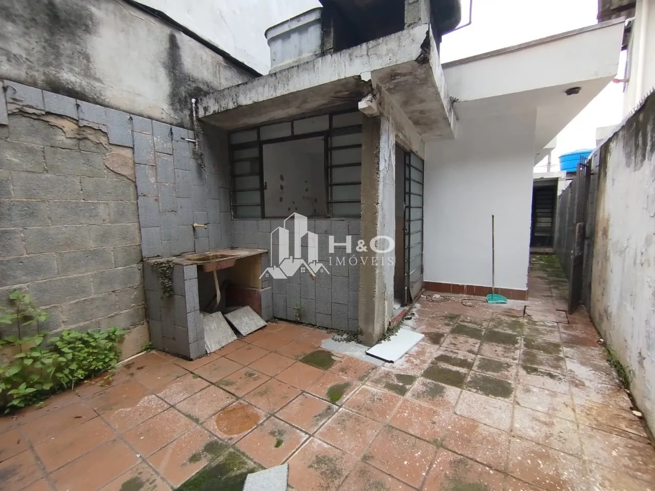 Imagem Casa ampla e muito bem localizada no bairro de Itaquera, próxima ao Shopping Metrô Itaquera e à Estação Corinthians‑Itaquera.