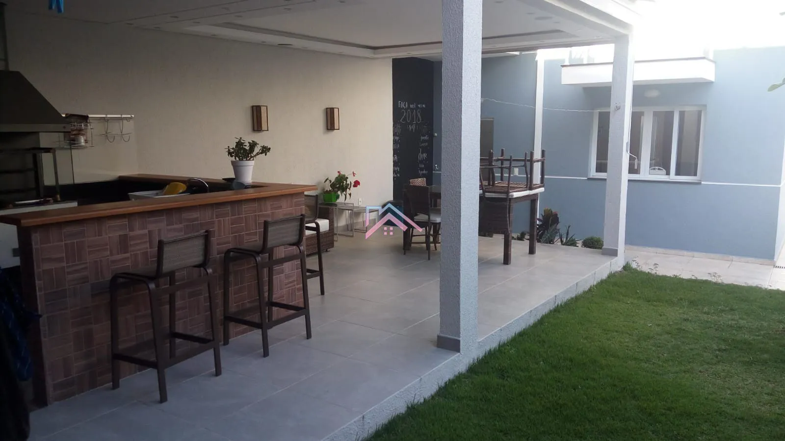 Imagem Casa à venda Horto Santo Antônio - Área útil 275 m2 com 3 dormitórios sendo 1 suíte - 4 vagas - Jund