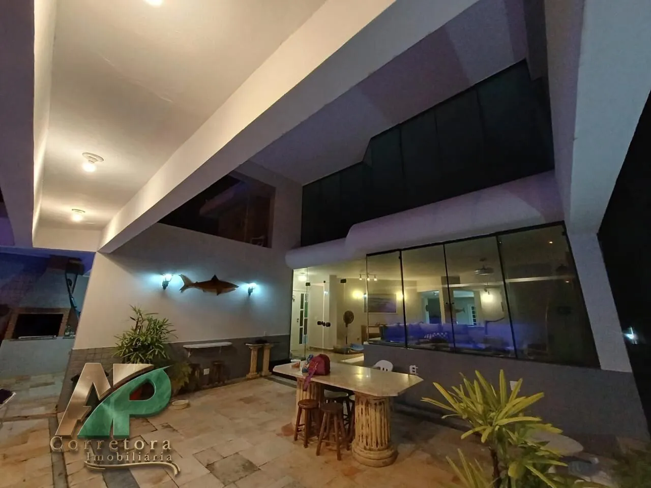 Imagem Mansão de Luxo à Venda no Condomínio Jardim Pernambuco II - Praia do Pernambuco, Guarujá | 4 Suítes, Piscina e Alto Padrão