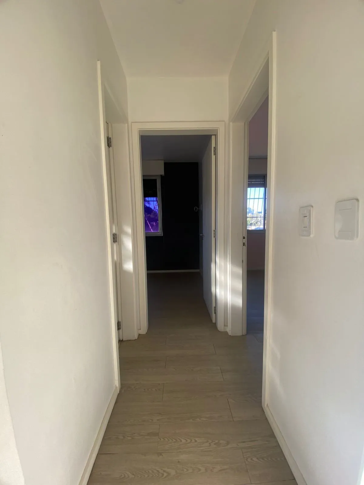 Imagem Apartamento 2 Dormitórios com Garagem Coberta à Venda no Bairro Teresópolis - Amplo, Arejado e de Frente, 67m2