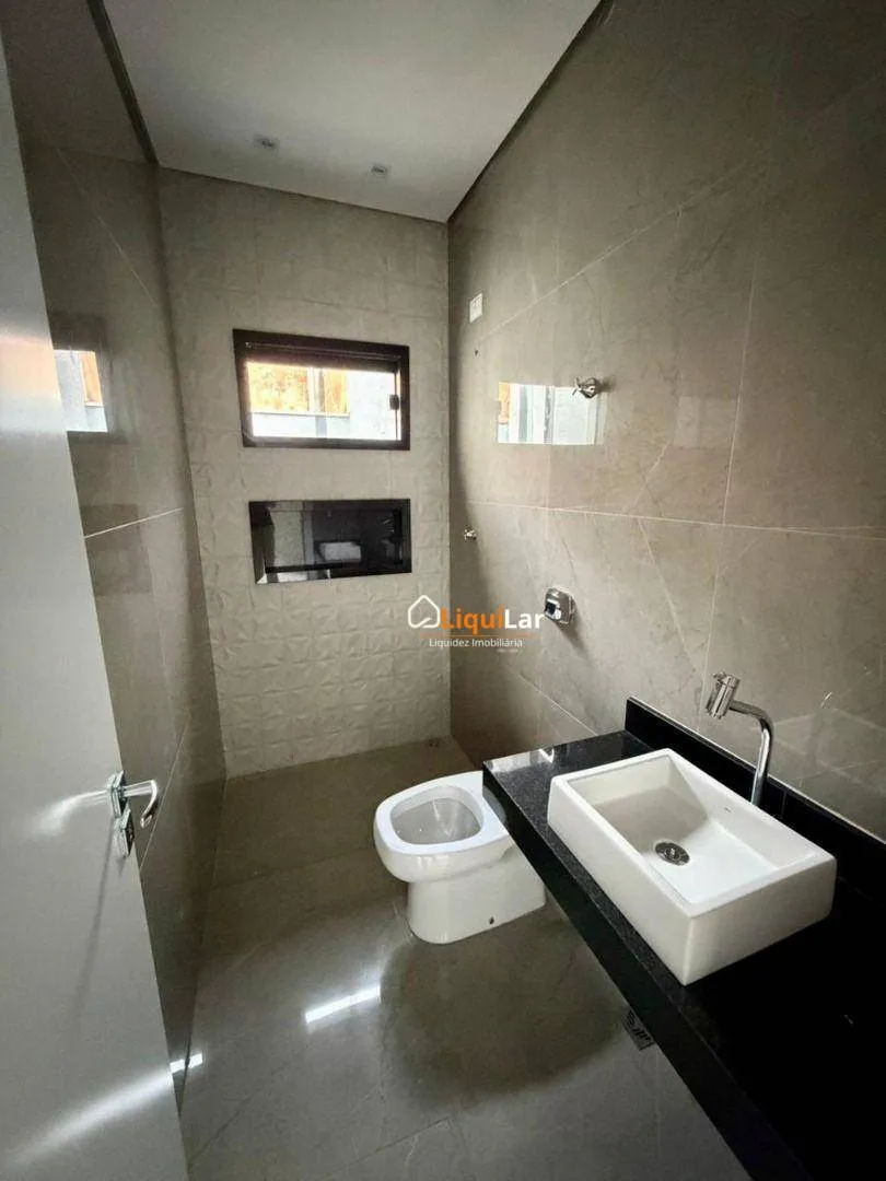 Imagem Casa à Venda no Bairro Tiradentes com 3 Quartos, Suíte e Área Gourmet Próxima à Lagoa Itatiaia