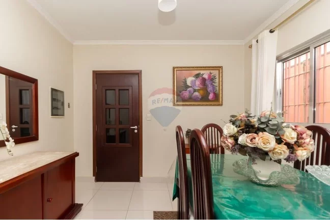 Imagem Casa bem localizada no bairro Vila Marari com 3 dormitórios, 1 suíte, 4 banheiros,2 vagas