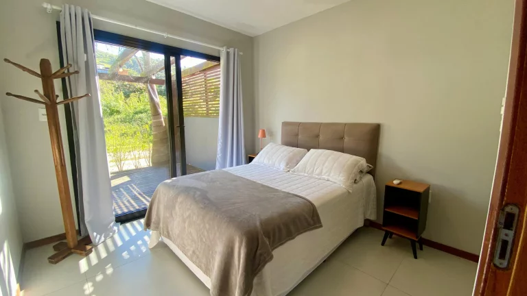 Imagem Casa de Alto Padrão em Garopaba-SC: 3 Suítes, 147m², Mobiliada, Próx. à Praia Central