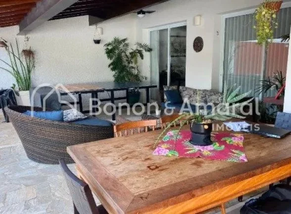 Imagem Linda casa com 3 salas amplas e integradas a área gourmet e piscina aquecida, 3 suítes e amplo esc...