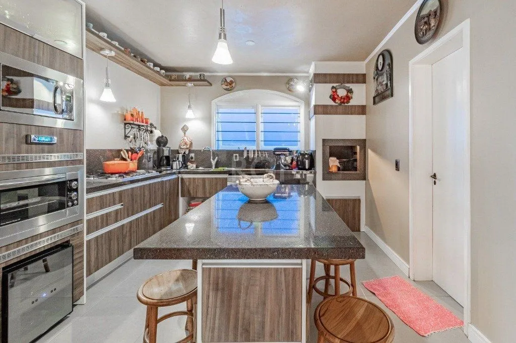 Imagem Casa de 3 dormitórios e 4 vagas de garagem no bairro Jardim Itu