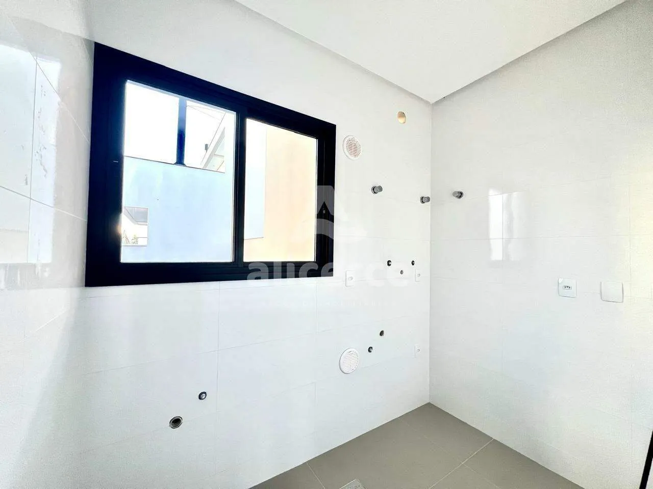 Imagem Casa à venda com 3 quartos, 1 suíte e 150m² no Delta Ville, Beira Rio, Biguaçu/SC. Alto padrão, jacuzzi, lazer completo e segurança.