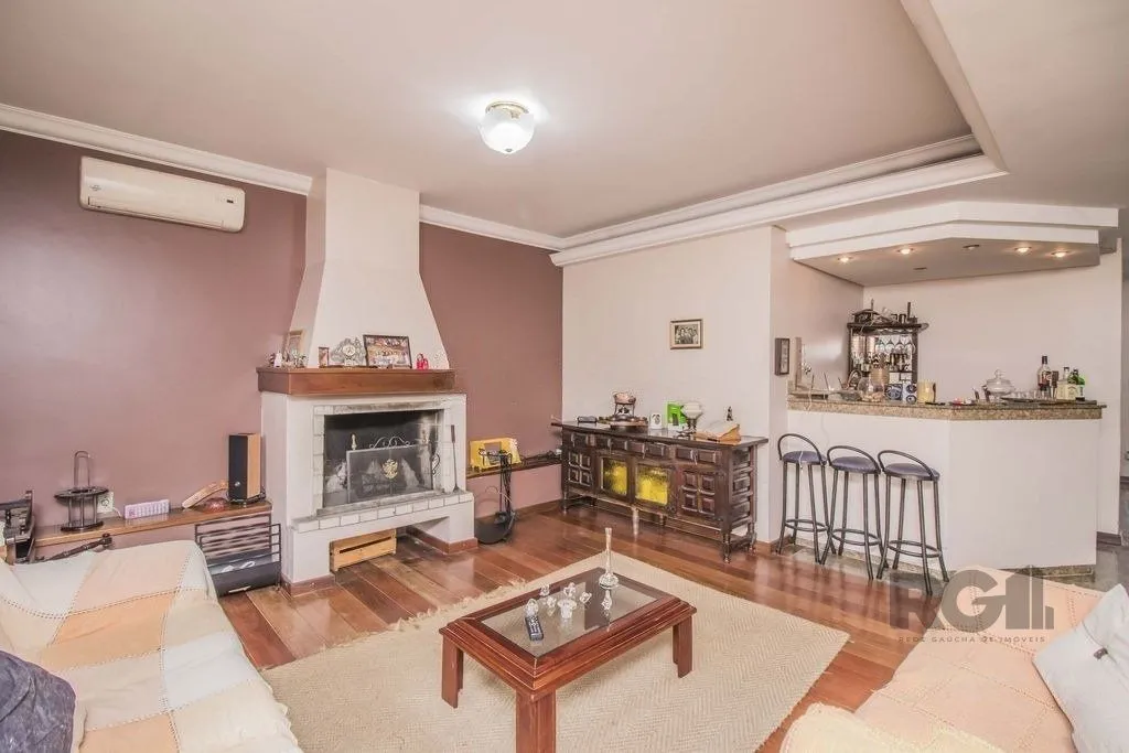 Casa de 329m² - 4 dormitórios, 1 suíte, 6 vagas no bairro Vila Jardim