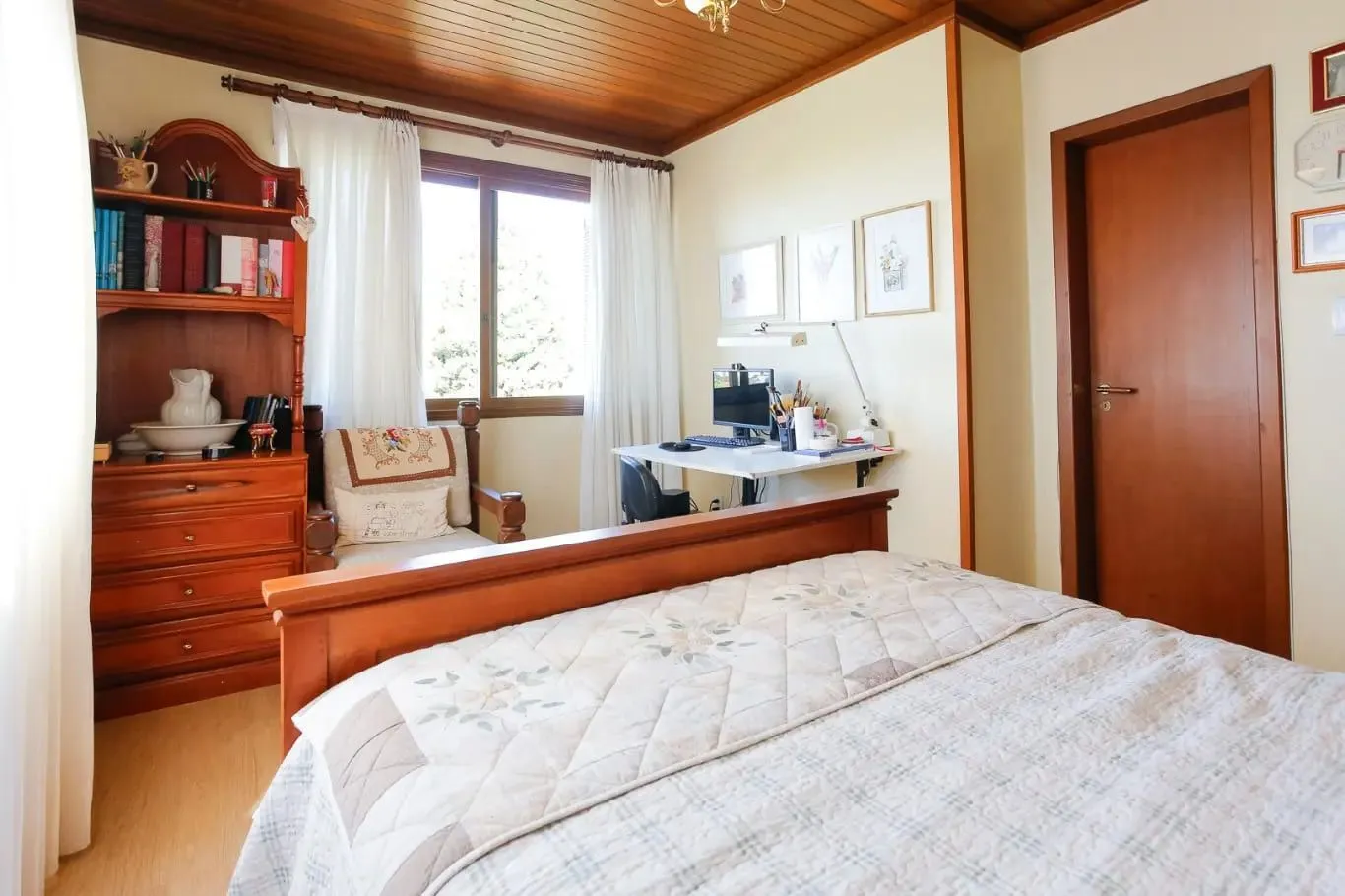 Imagem Casa com 3 dormitórios no Bairro Tristeza, em Porto Alegre