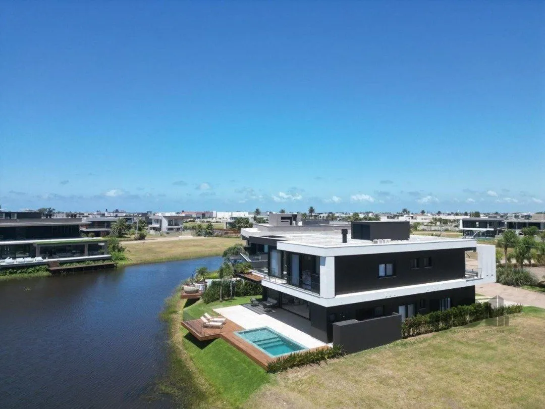 Imagem Casa de Condomínio em Atlântida Sul