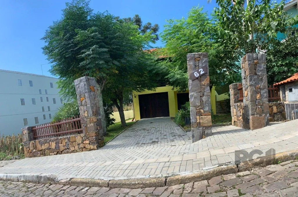 Casa sobrado com 03 dormitórios e garagem para 3 carros na cidade de Nova Petrópolis