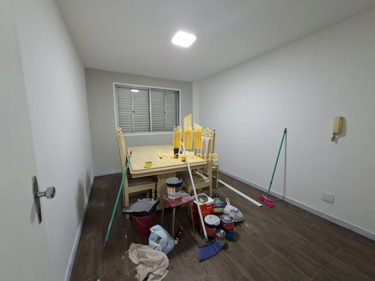 Imagem Apresentamos este excelente apartamento de frente no primeiro andar do Edifício Jalu. Situado na Ru...
