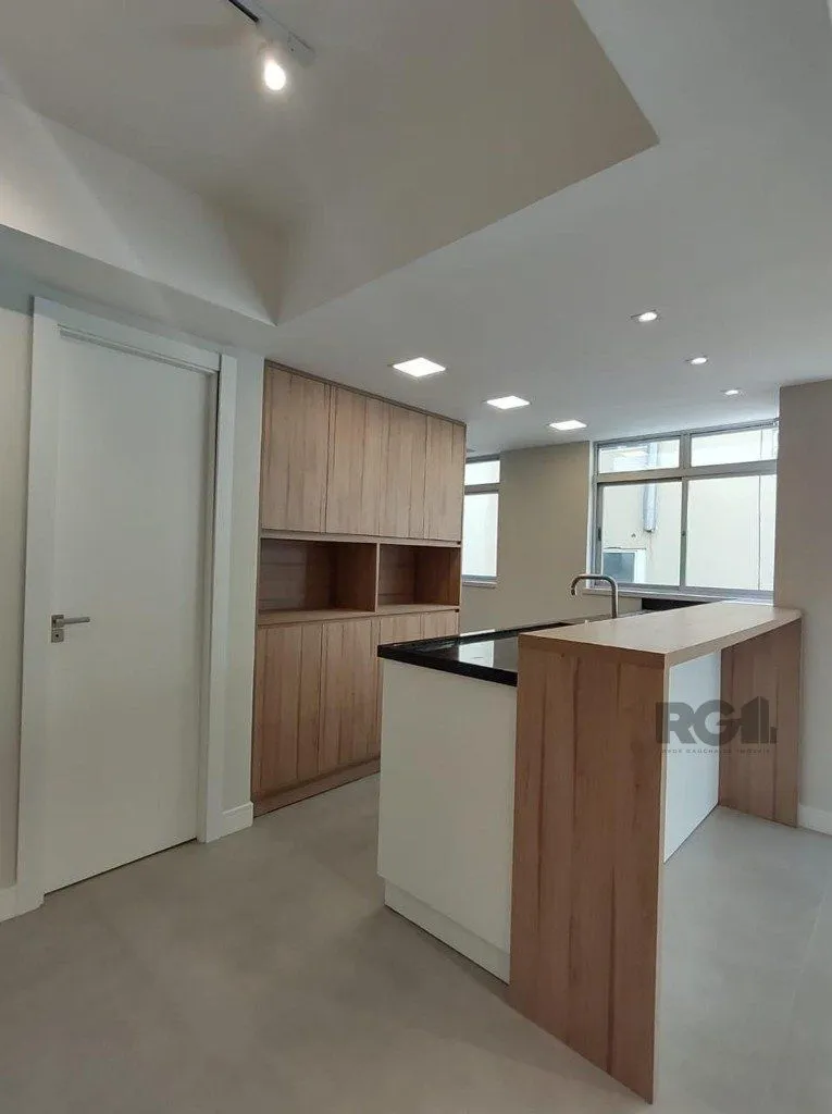 Imagem Apartamento semi mobiliado, 67m², 2 dormitórios, 1 vaga no bairro Petrópolis