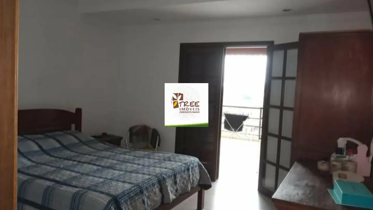 Imagem VENDA DE SOBRADO NO CENTER VILLE, EM ARUJÁ/SP, 235m² com 3 suítes, varanda com vista pra cidade, piso inferior com 4 cômodos e 2 vagas. CONSULTE-NOS.