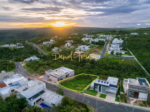 Lote murado e terraplanado com 1.027 m² - Condomínio Santa Monica - Jardim Botânico - DF