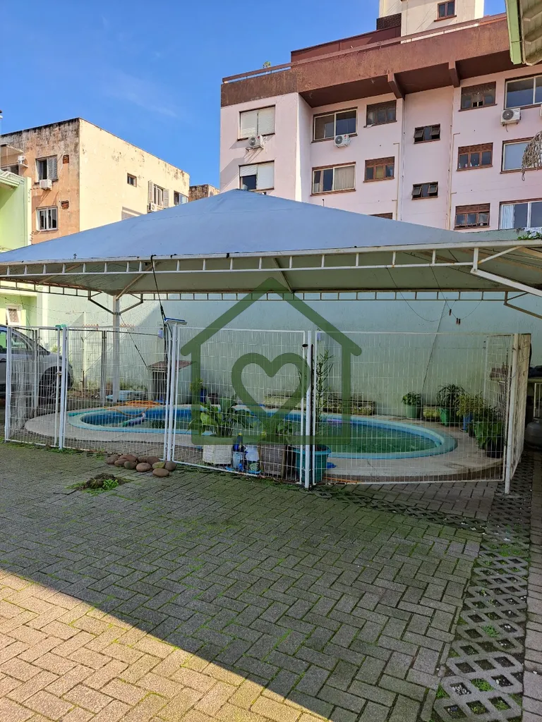 Imagem CASA l 4 DORMITÓRIOS l 3 SUÍTES l SEMI MOBILIADA I 8 VAGAS l CRISTAL l ZONA SUL 
 
ABRIANOS vende ...