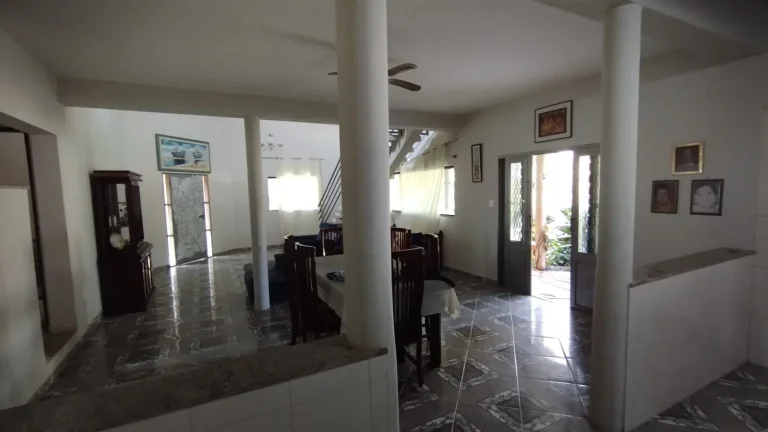 Imagem Linda casa com 03 suítes em terreno que dispõe de 2.131m² Condomínio Residencial Village da Serra!