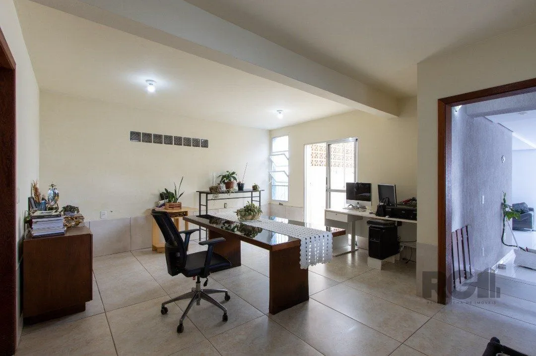 Imagem Casa, 5 dormitórios, sendo 1 suíte, 312m² privativos, 8 vagas - Bairro Vila Nova