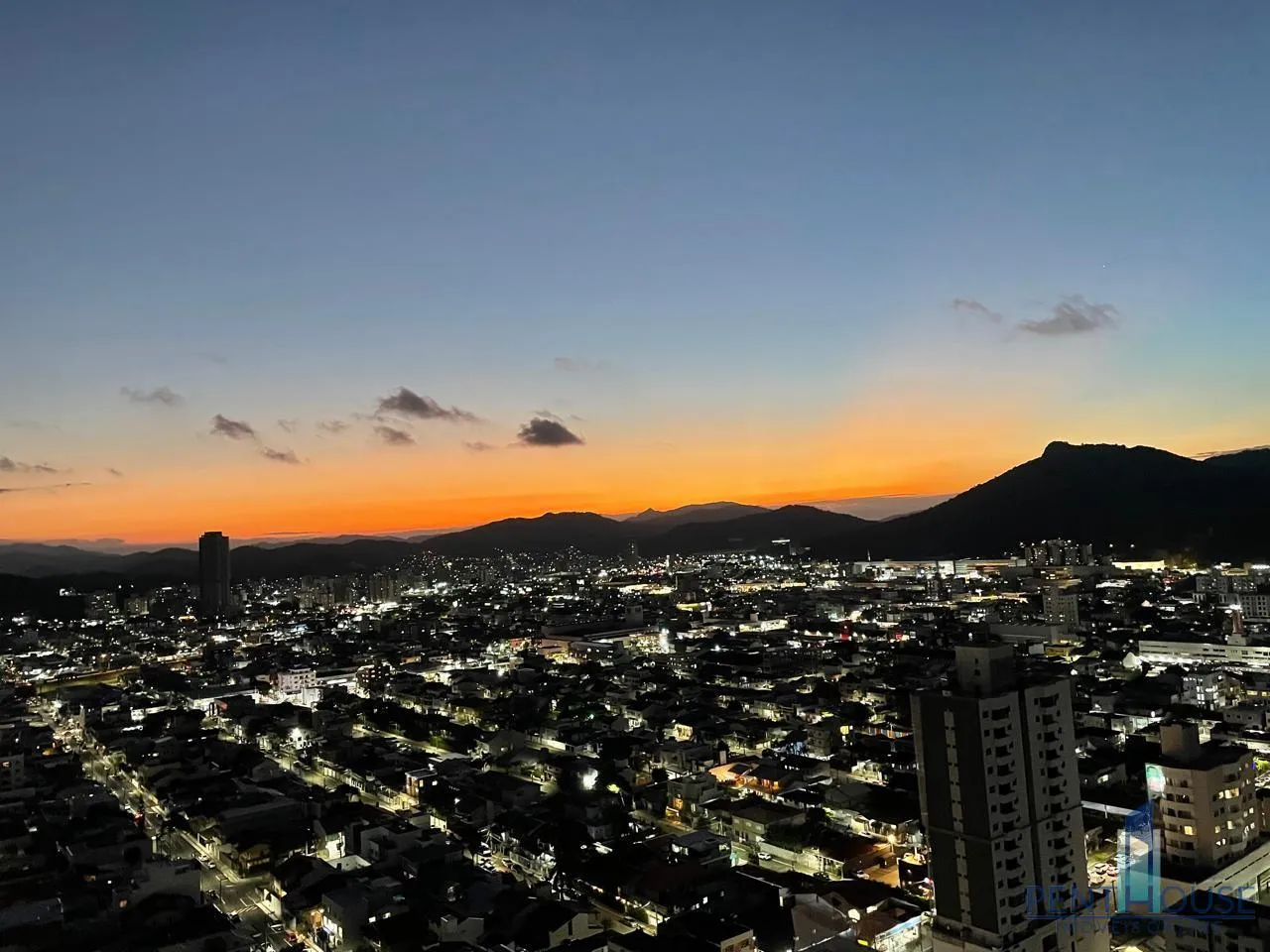 Imagem Apartamento Zona Central para Venda em Balneário Camboriú, CENTRO, 4 dormitórios, 2 suítes, 3 banheiros, 3 vagas