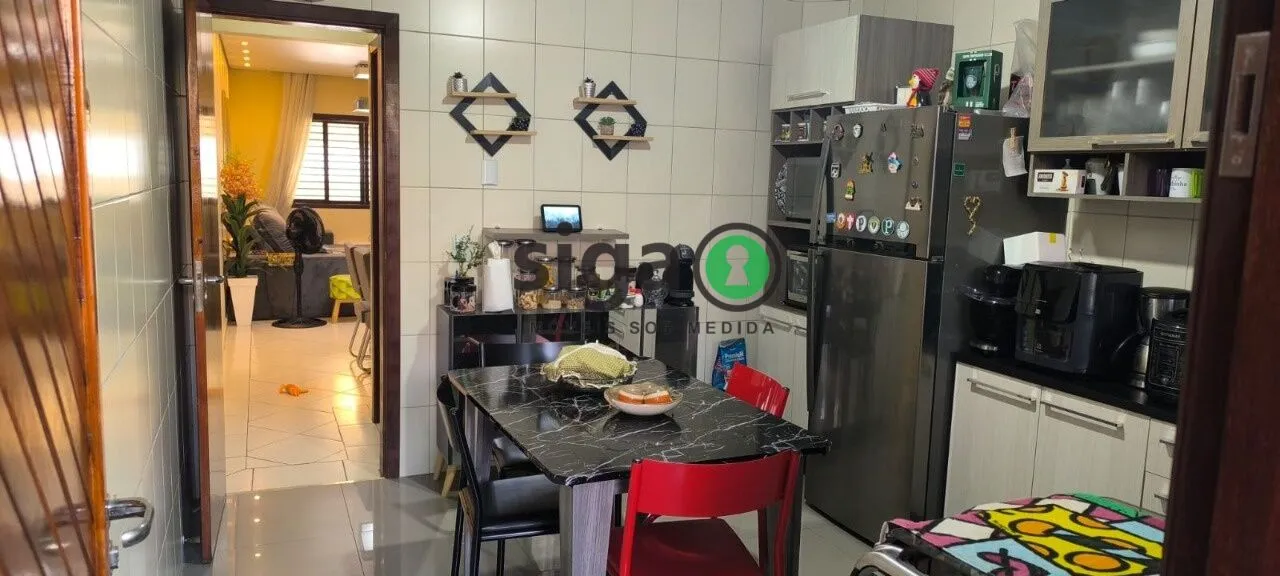 Imagem Casa Espaçosa com 3 Quartos, Suíte, Quintal e Churrasqueira em Localização Privilegiada