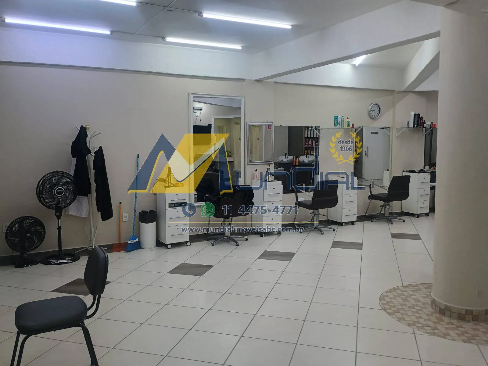 Imagem Salão Comercial 242 m² com 8 Vagas no Bangu, Santo André.