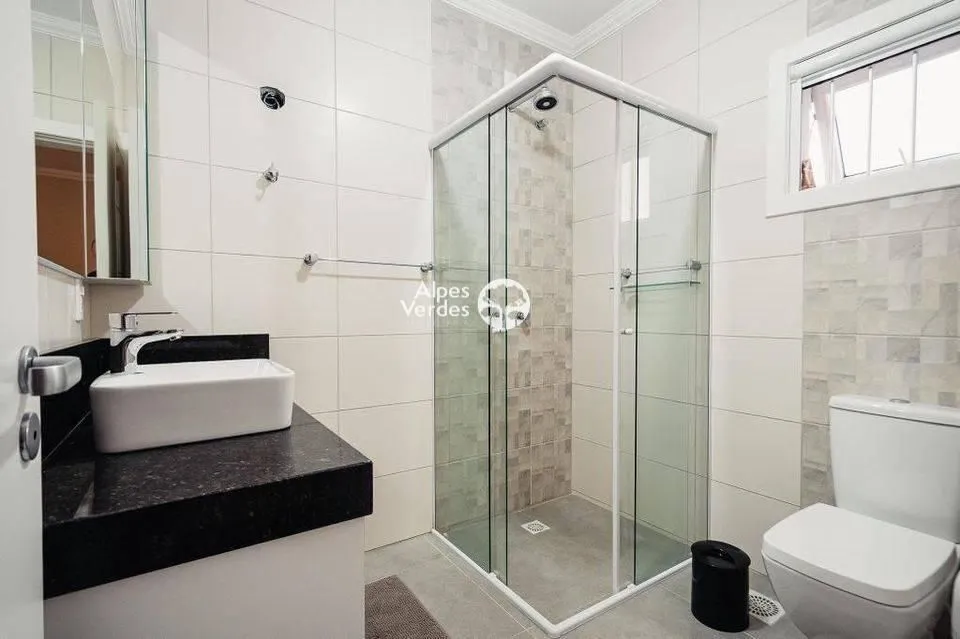 Imagem Vende-se Casa com 3 dormitorios no centro de Gramado 5 minutos da Rua Coberta