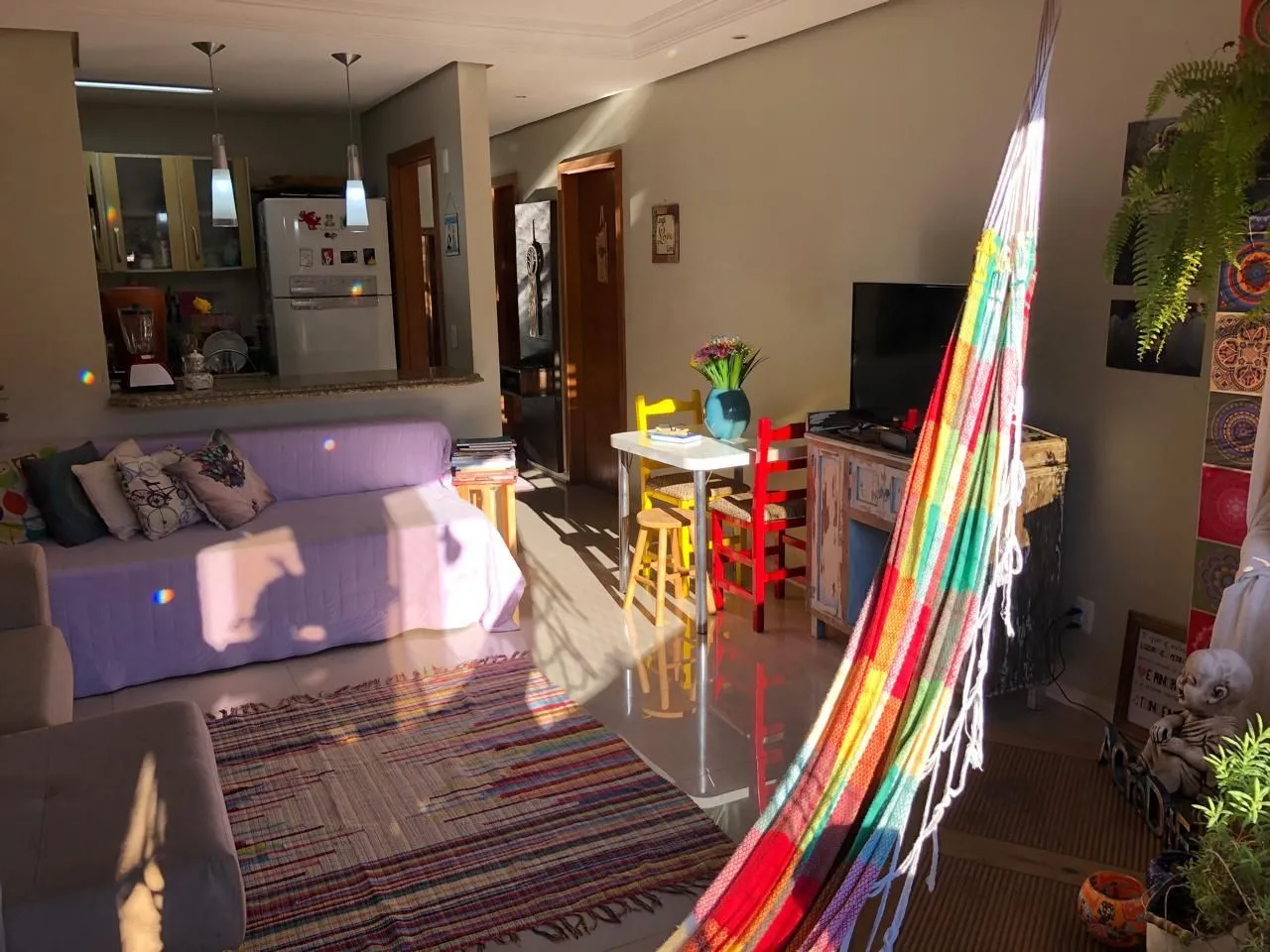Imagem Um dormitório com lareira e churrasqueira