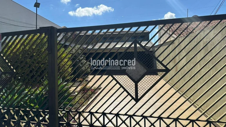 Casa ampla no Jardim das Palmeiras, zona norte de Londrina, com 3 quartos, 3 banheiros, churrasqueira, terraço e 178m² de área construída