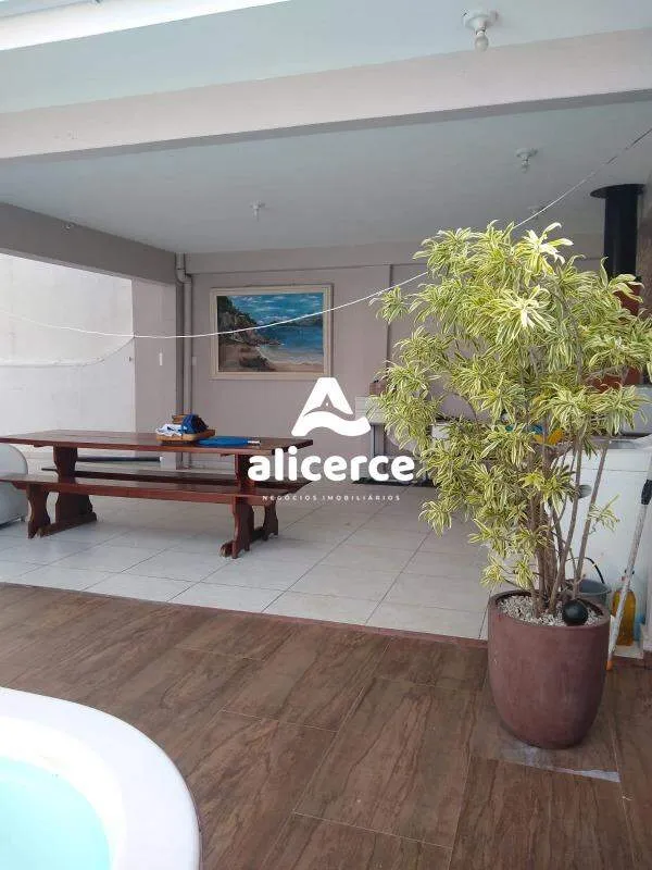 Imagem Casa ampla a 1 quadra da Beira-Mar Continental | 3 Dormitórios I 4 Vagas de Garagens I Piscina no bairro Estreito - Florianópolis/SC