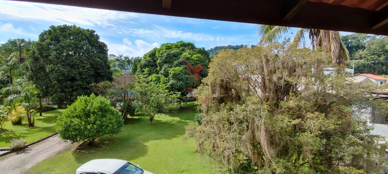 Foto do imóvel Casa com 4 Dormitórios com sacadas, sala e terreno grande