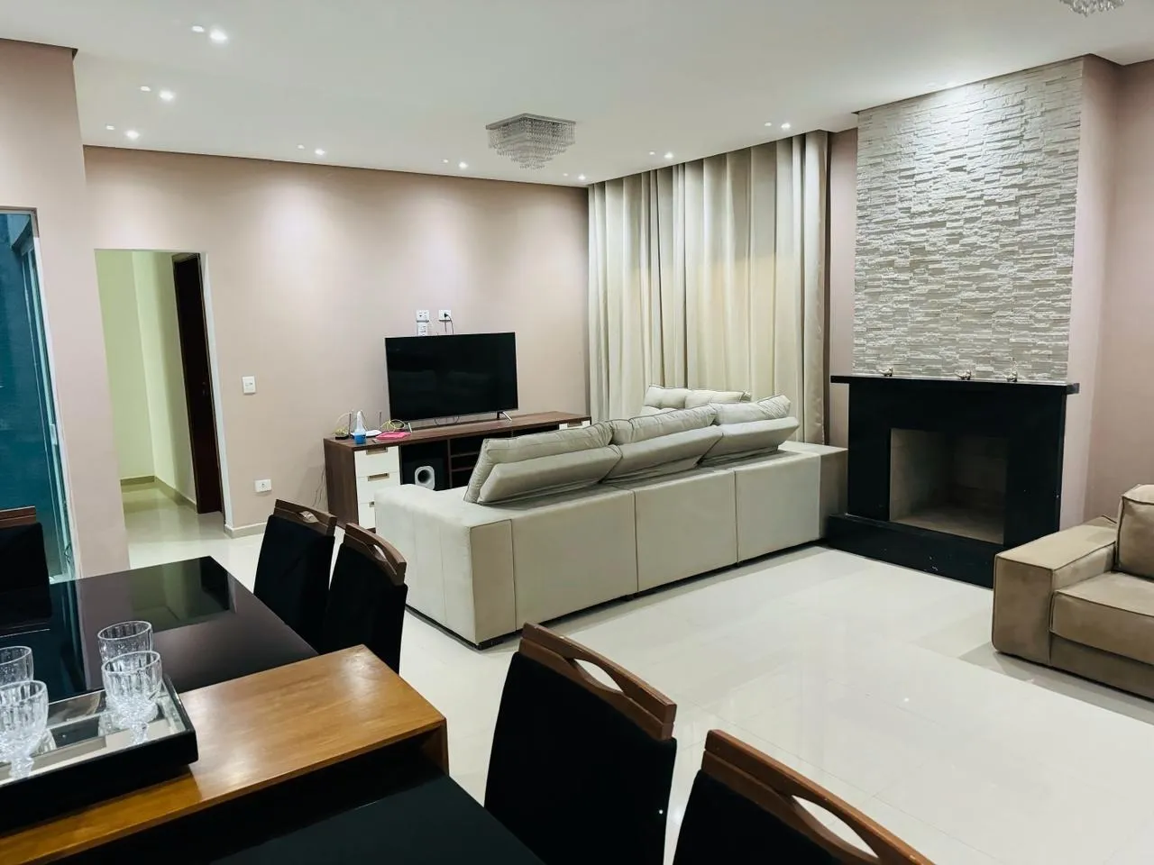 Imagem Ampla Residência com Área Gourmet e Pomar em Terreno Generoso de 906 m²: Conforto e Funcionalidade em Cada Detalhe