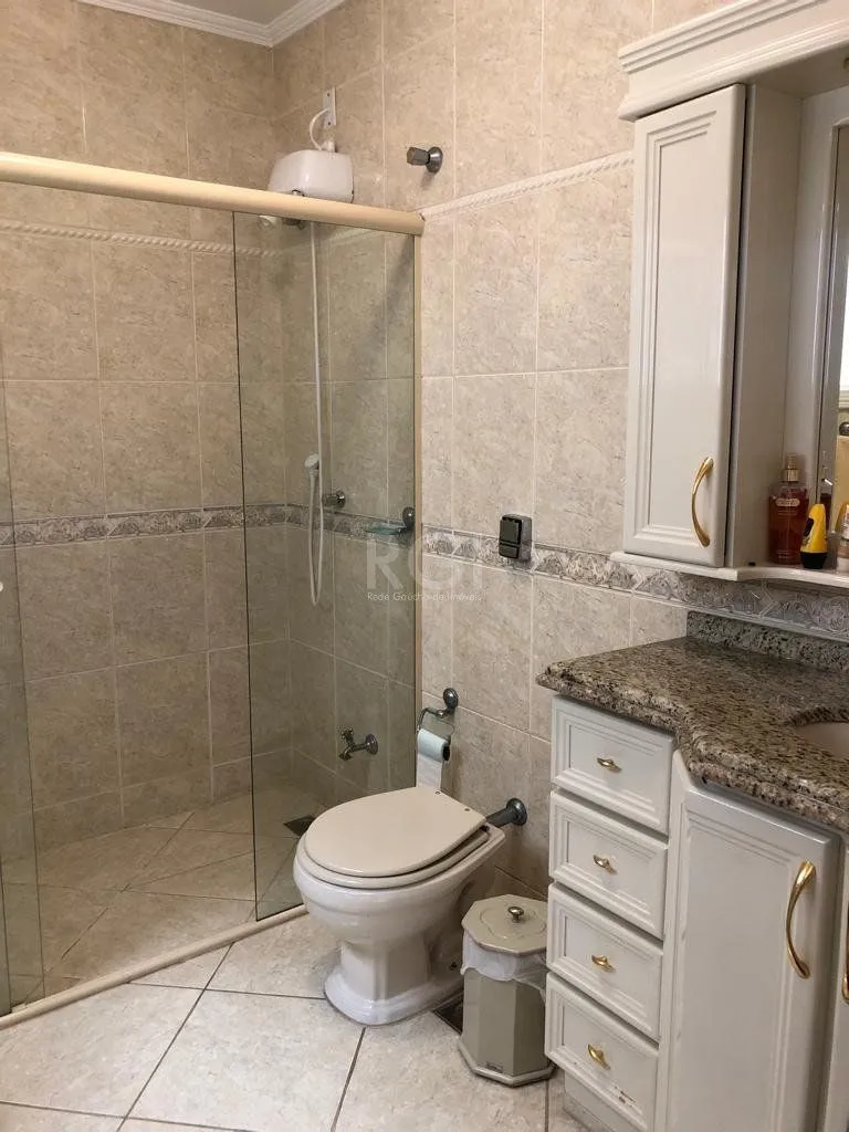 Imagem Casa à venda - 230m², 4 quartos, sendo 2 suítes, churrasqueira, piscina e 03 vagas de garagem