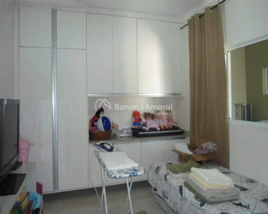 Imagem Encante-se com esta linda casa de acabamento impecável, localizada em um dos melhores condomínios ...