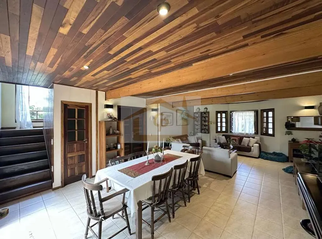 Imagem Rústica, avarandada, Mista alvenaria e madeira de lei, 3 dorms/1ste, gourmet, lareira!