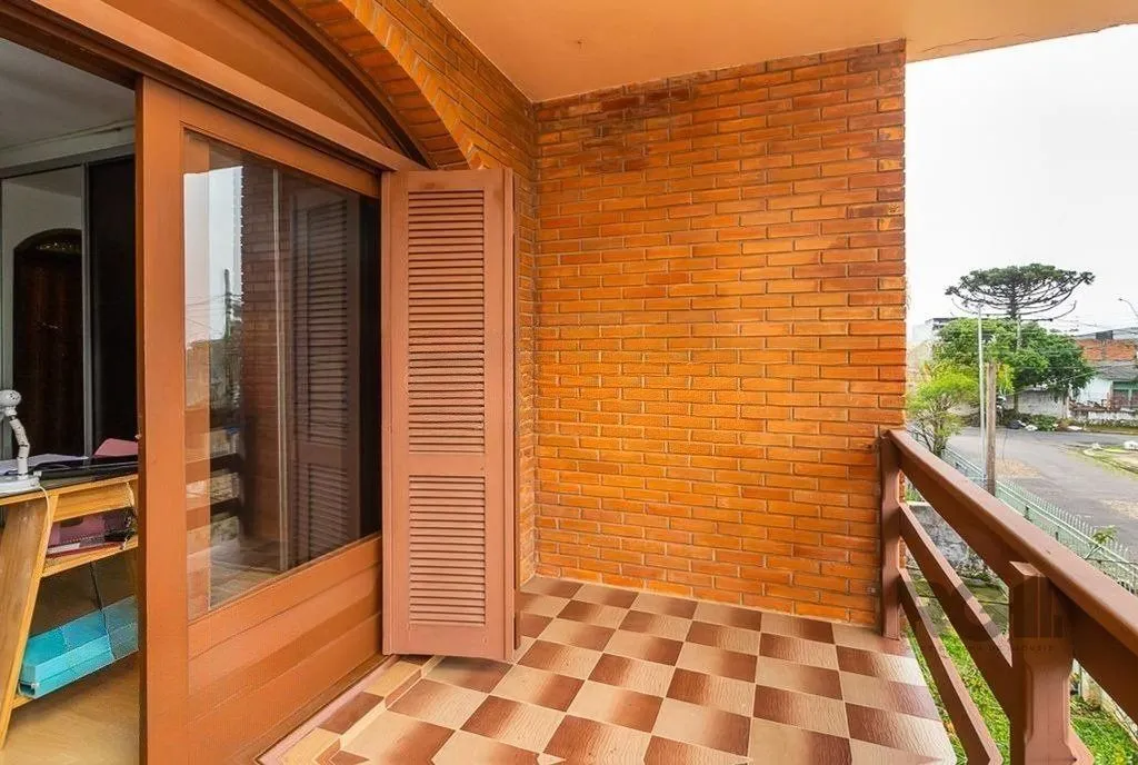 Imagem Casa de 245m² com 5 dormitórios no bairro Sarandi