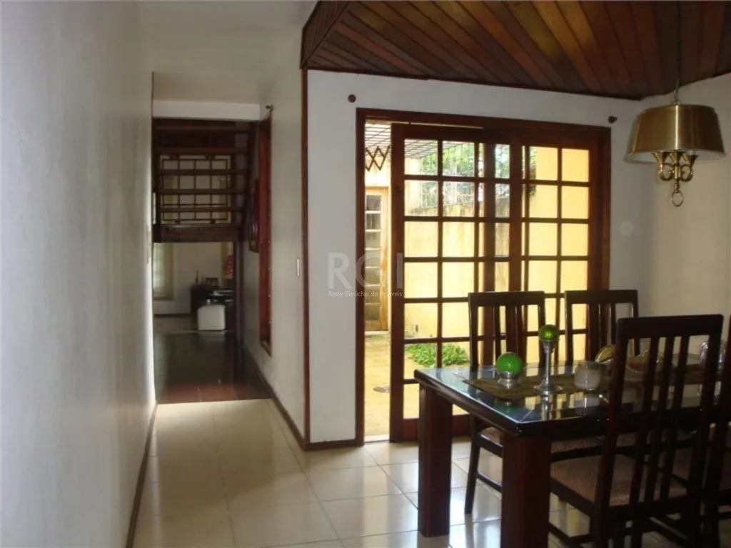 Imagem Casa para Venda - 240m², 4 dormitórios, sendo 1 suites, 4 vagas - Nonoai