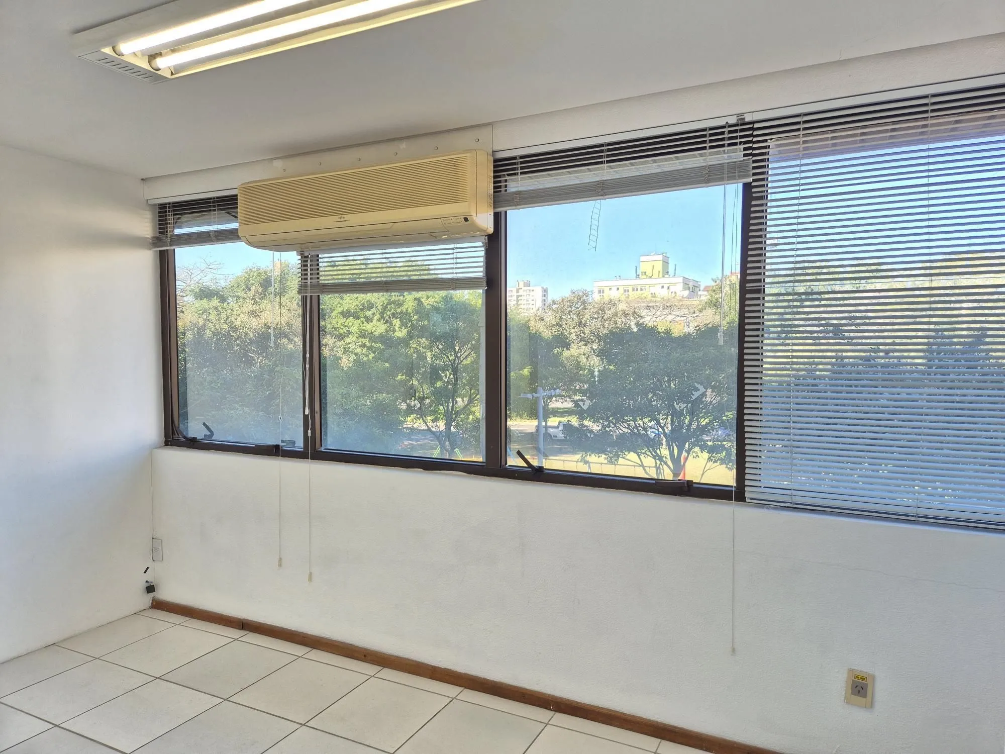 Imagem Sala com 6 divisórias e 2 vagas