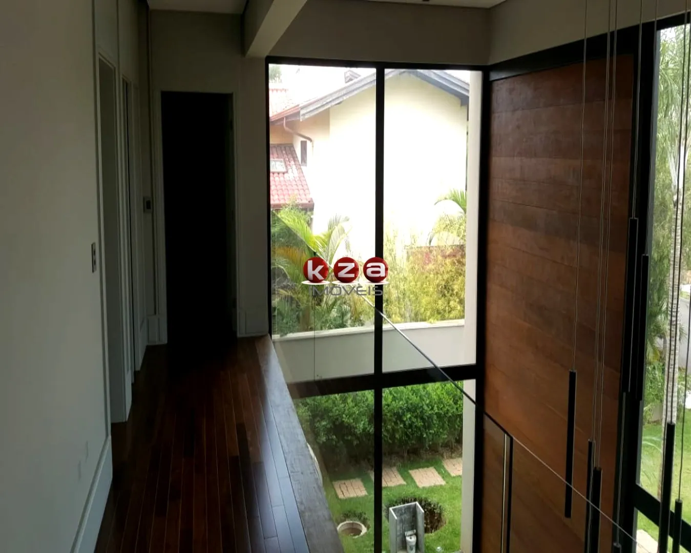 Imagem Luxuosa casa de alto padrão no Condomínio Portal do Lago em Valinhos-SP: 3 suítes, 3 salas, 5 banheiros, 4 vagas de garagem, 454m².