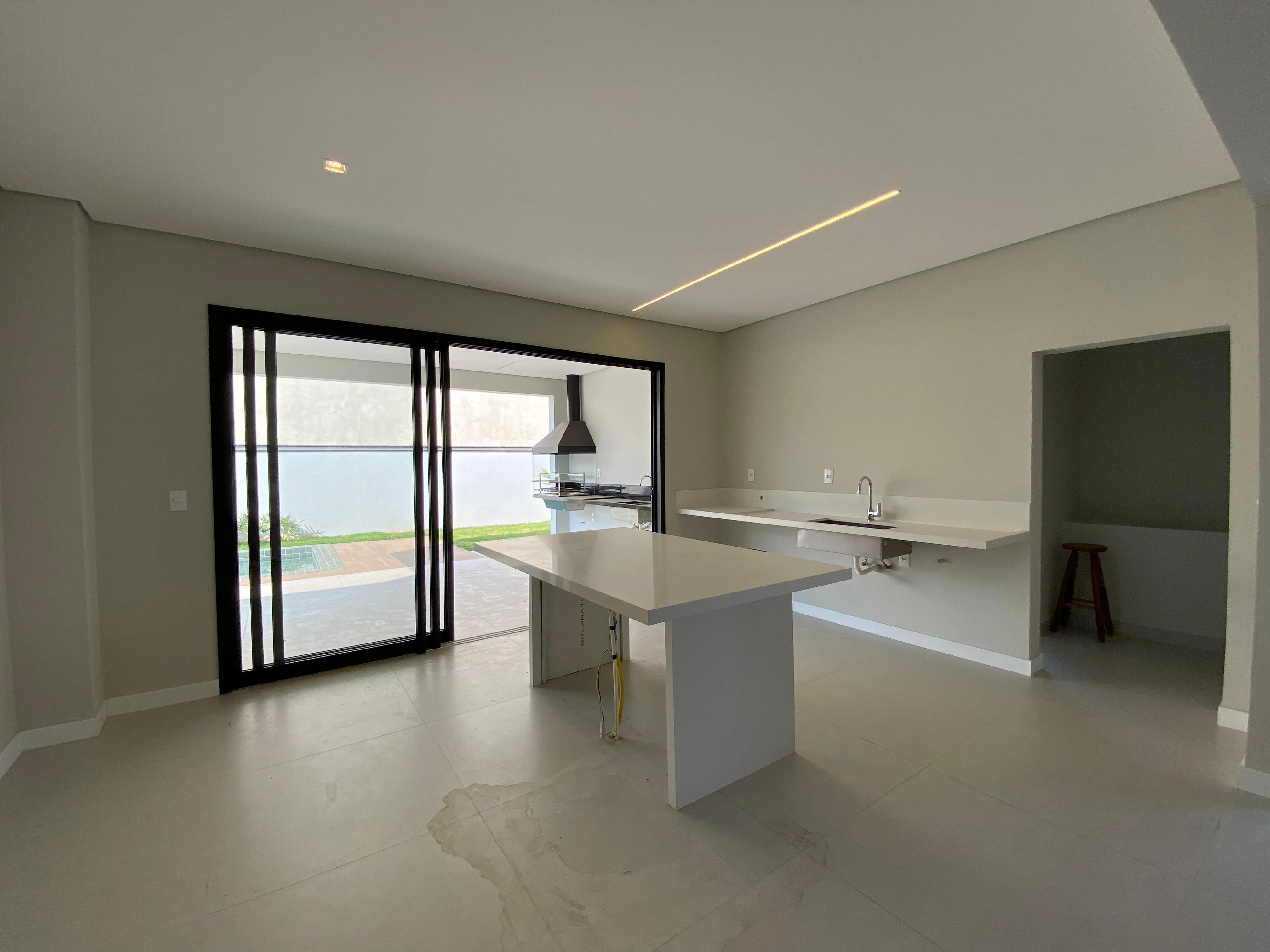 Imagem Residência de Elegância Única: Casa Exclusiva no Alphaville com Design Sofisticado e Área de Lazer Impecável