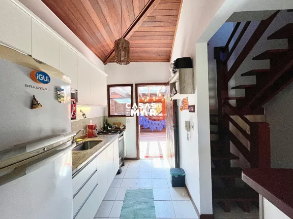Imagem Excelente Casa em Condomínio, a poucos pasos da praia, Búzios-RJ: 4 Quartos, 3 Suítes, 2 Vagas de Garagem