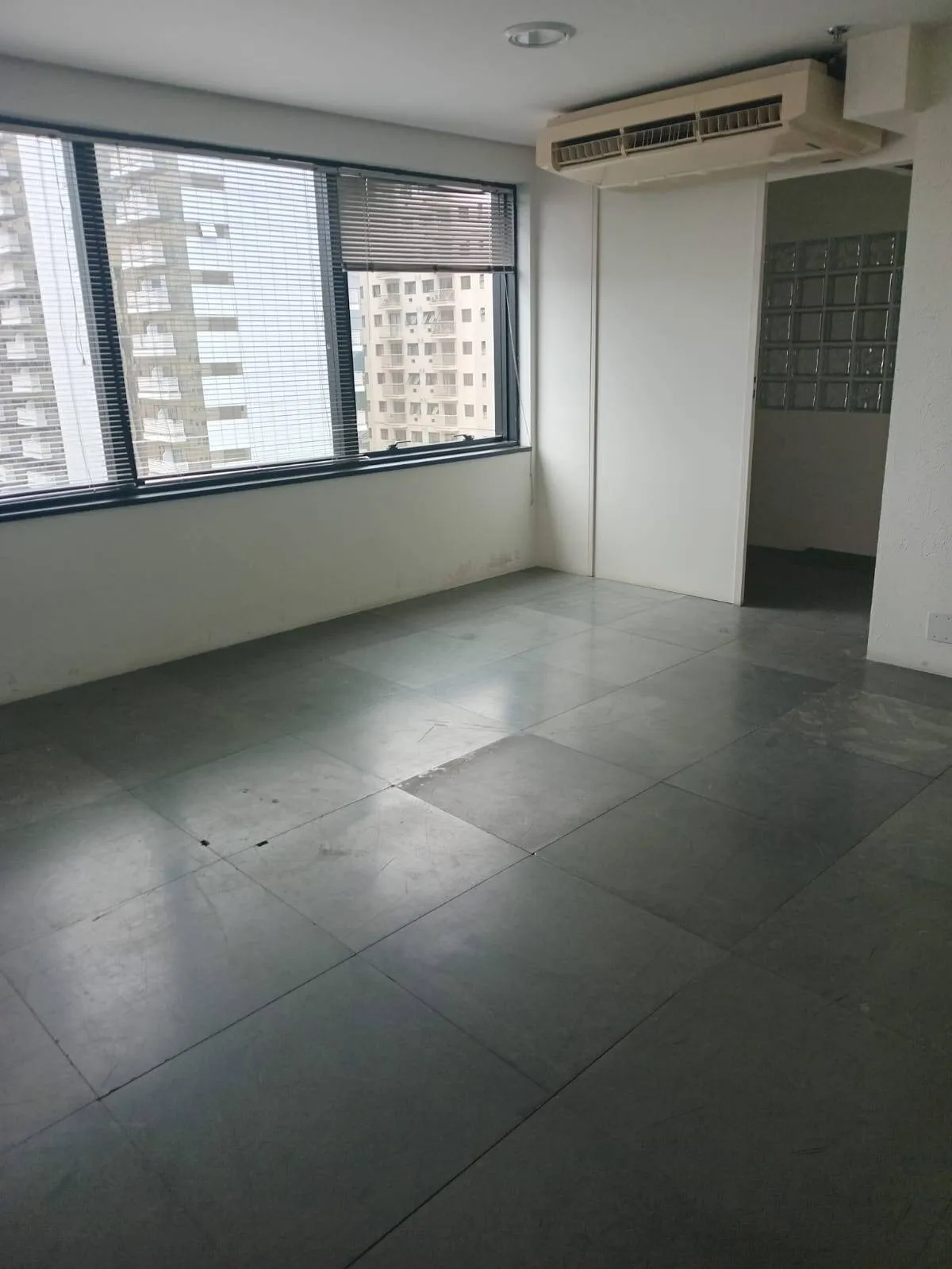Imagem Sala Comercial no Centro de Alphaville - 250m² com 6 Vagas e Infraestrutura Completa