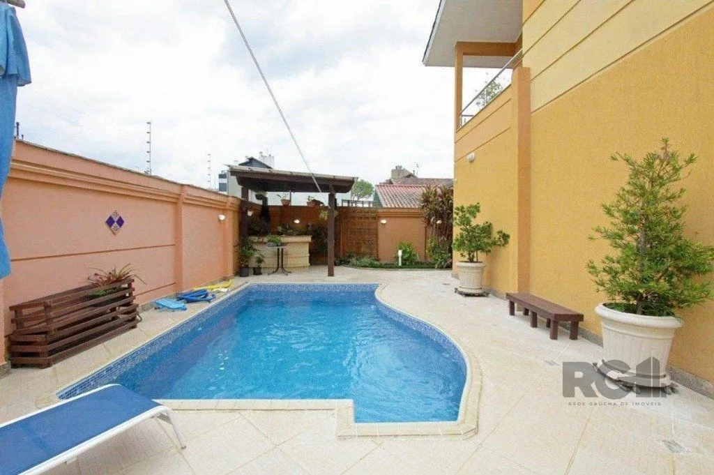 Imagem Excelente casa de 330m² com 3 dormitórios, piscina e 3 vagas.