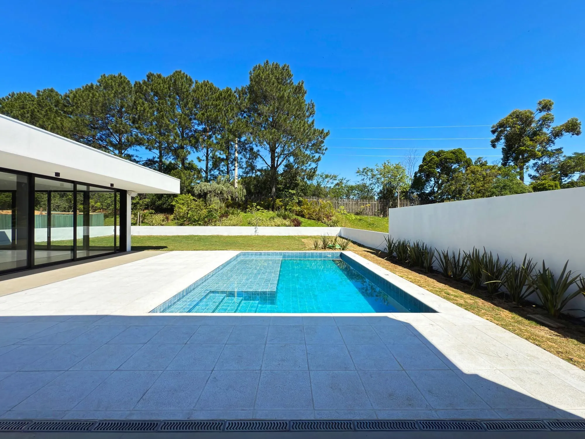 Imagem A casa conta com 434m2 de área construída, mas com um aproveitamento total dos 1.012m2 do lote