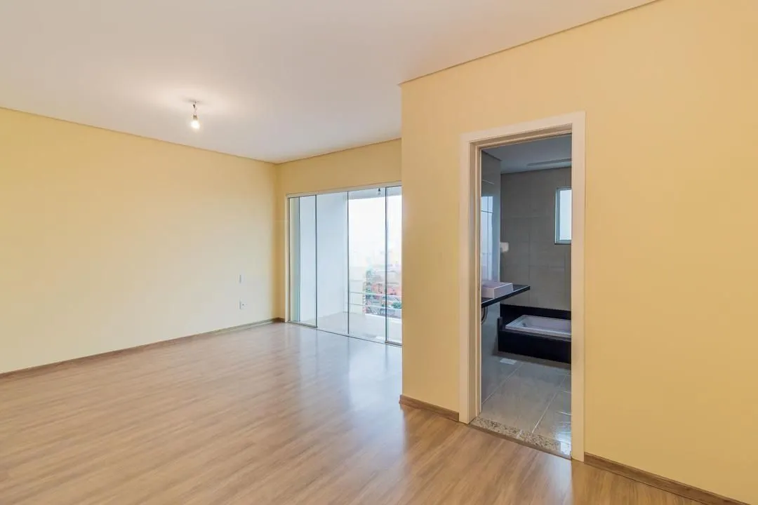 Imagem Casa com 3 dormitórios, suíte, lavabo e amplo pátio.