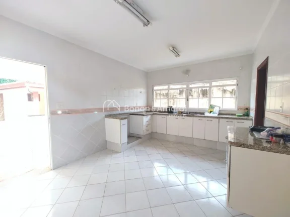Imagem Localizada no coração do condomínio, em uma rua tranquila, esta casa térrea oferece conforto e p...